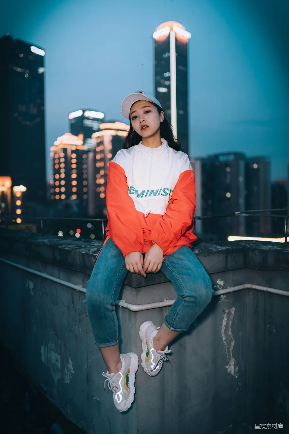 高清摄影 城市夜景 青春女孩 时尚穿搭 夜晚街景 休闲风格 城市夜景下的青春姿态