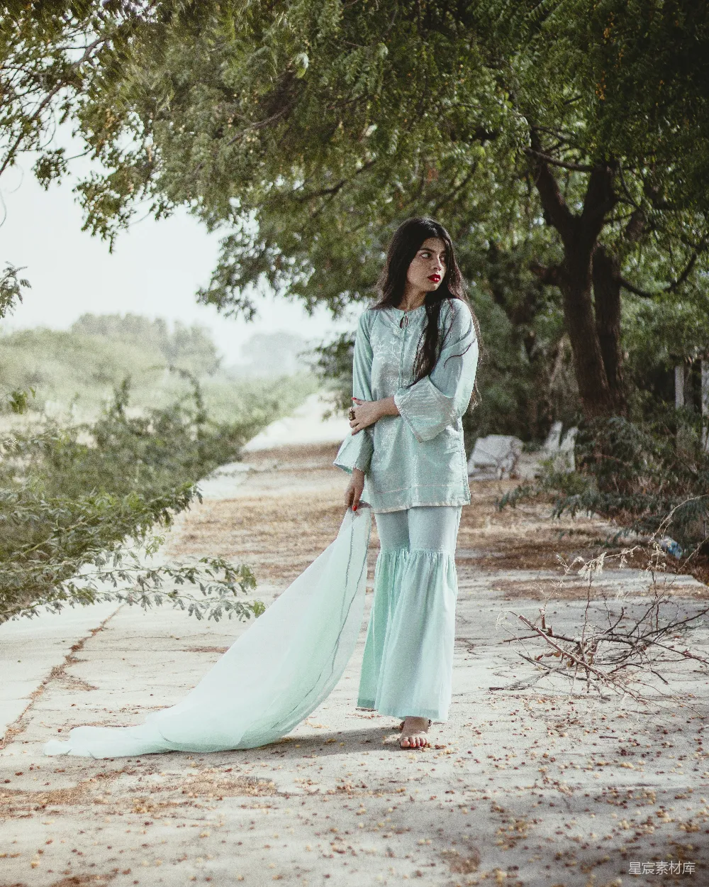 高清摄影 女性 自然 时尚 户外 绿装 绿意盎然：自然中的优雅时尚