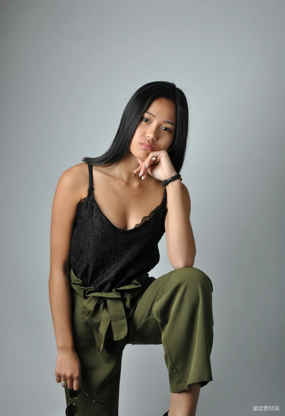 高清摄影 时尚 写真 女性 休闲装 服饰展示 时尚女性写真：黑色蕾丝上衣与绿色休闲裤