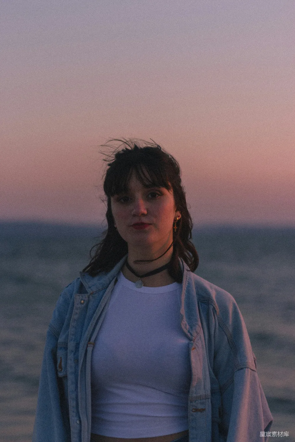 高清摄影 黄昏 海边 少女 自然 写实 海边黄昏的少女