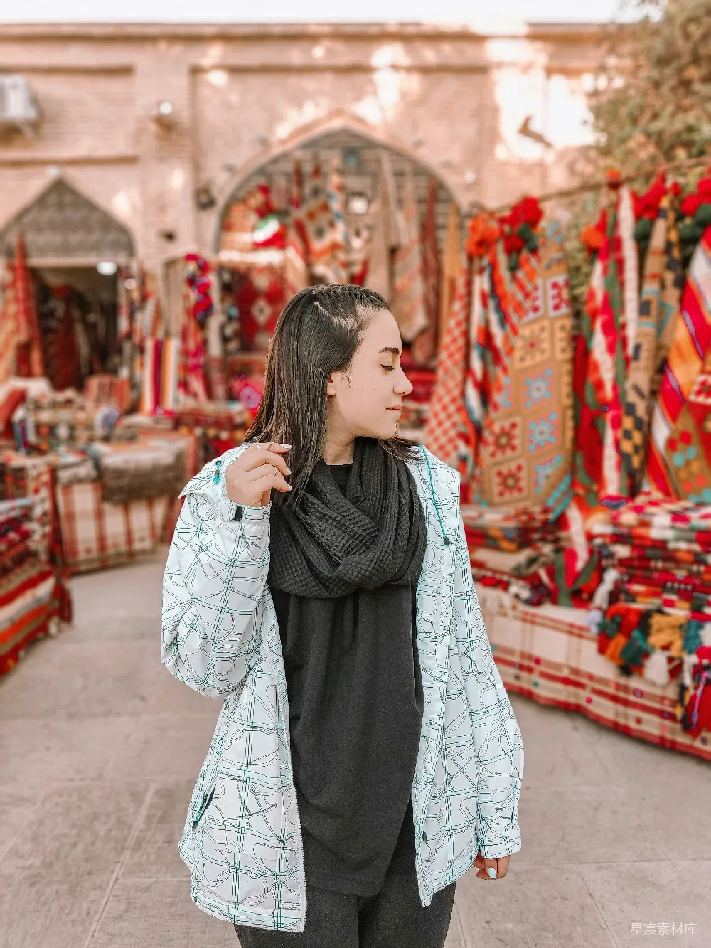 高清摄影 时尚 古城 手工艺品 休闲装 旅游 古城中的时尚与传统