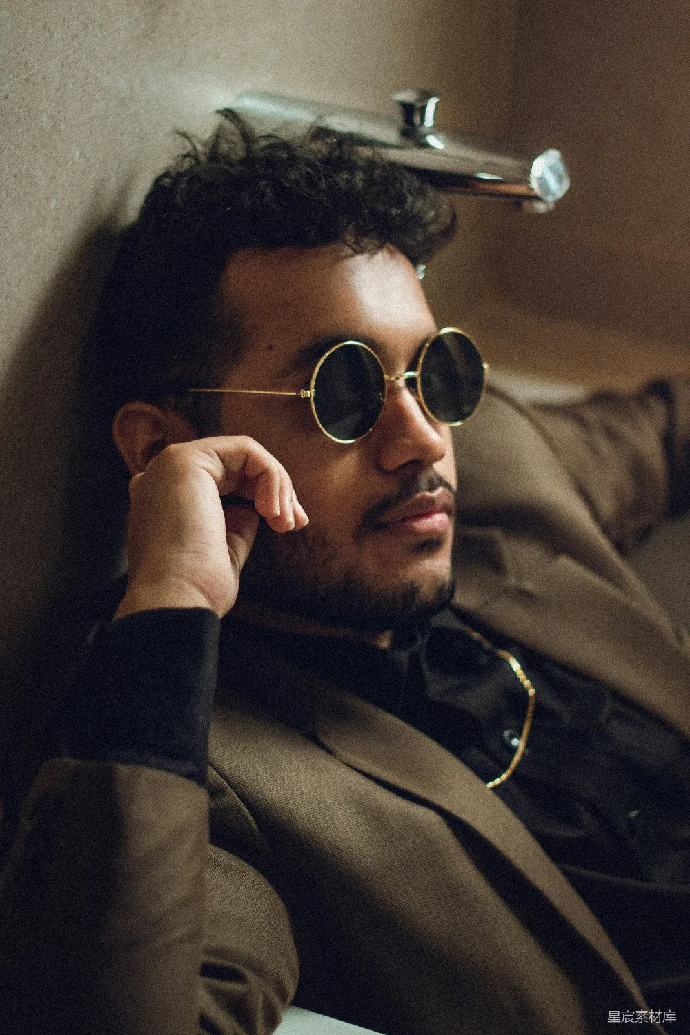 高清摄影 时尚 休闲 肖像 复古 个性 戴墨镜的男人