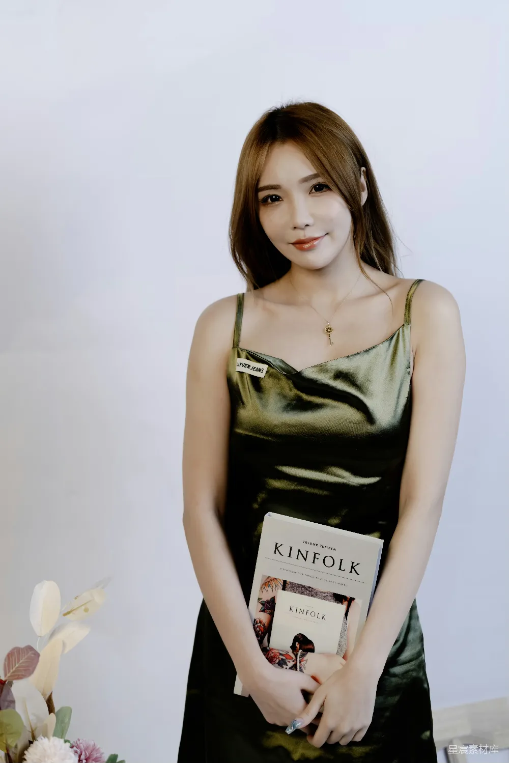 高清摄影 时尚 女性 杂志 优雅 生活 优雅女性手持杂志的时尚大片