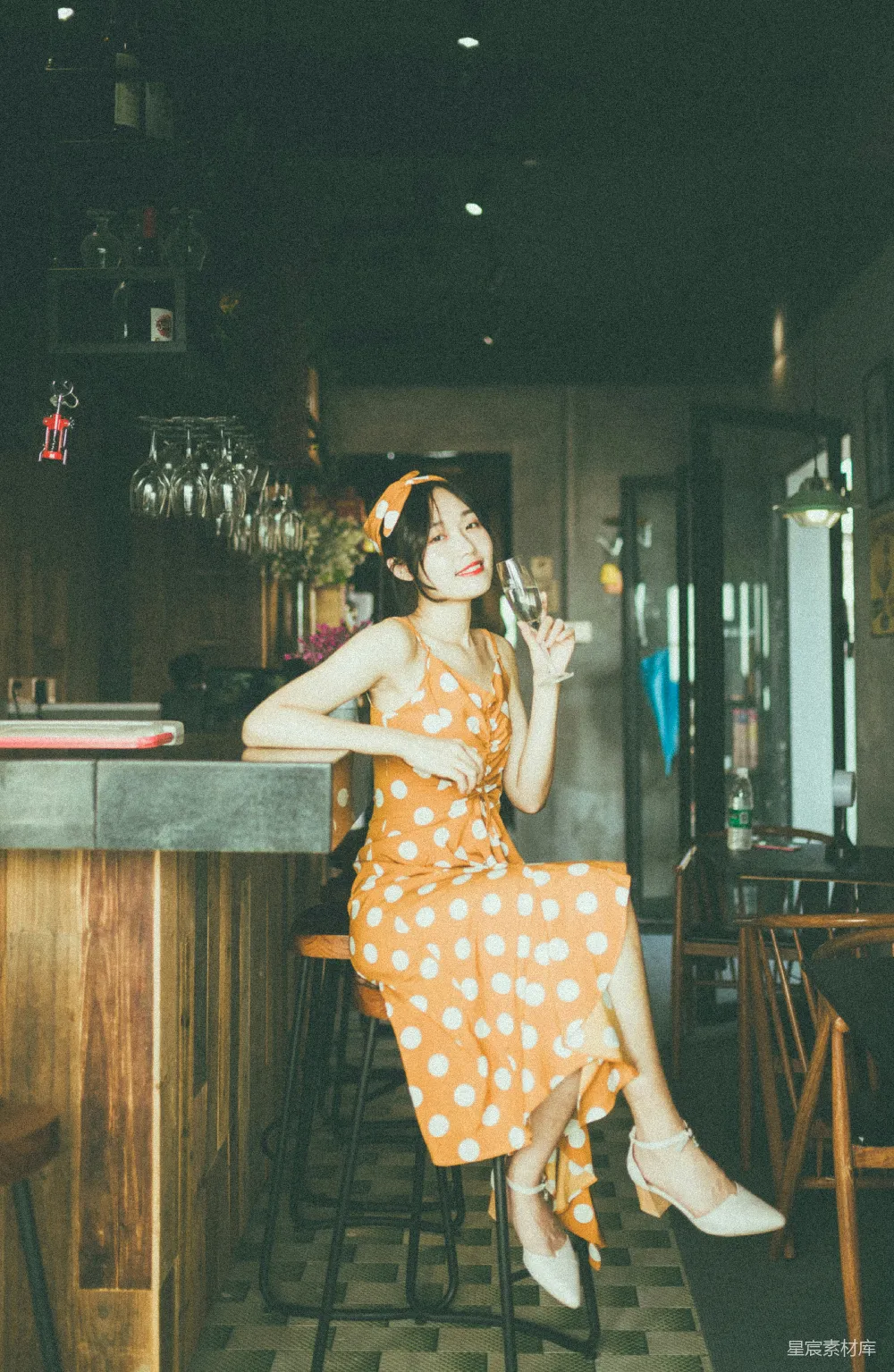 高清摄影 复古 酒吧 女性 优雅 时尚 复古酒吧中的优雅时光