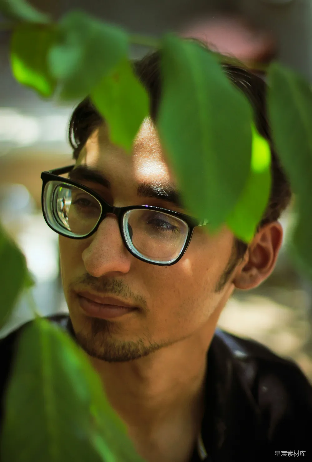 高清摄影 自然 人像 户外 思考 清新 绿叶下的思考者