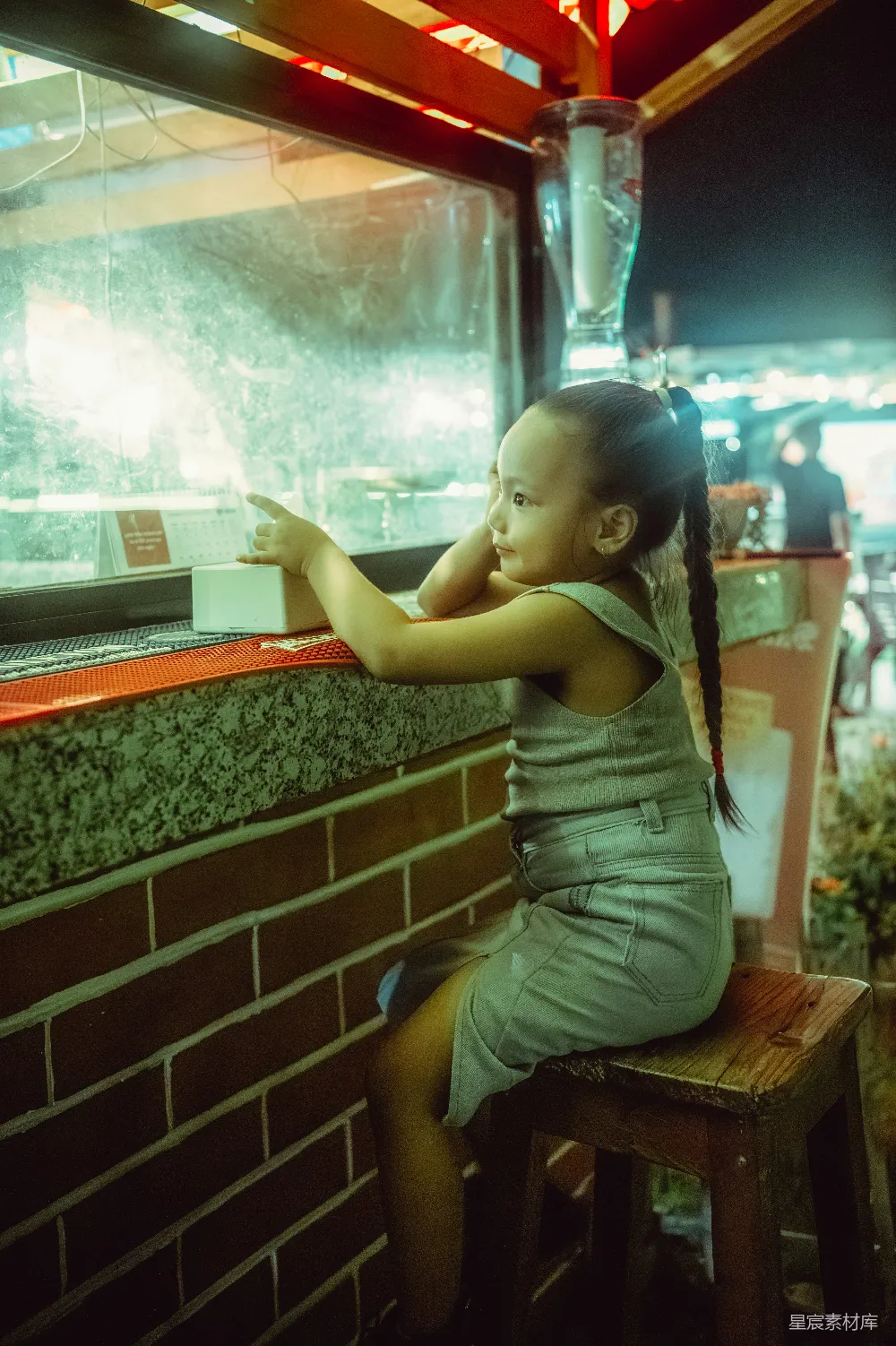 高清摄影 夜晚 小吃 儿童 街景 生活 夜市小吃摊前的小女孩