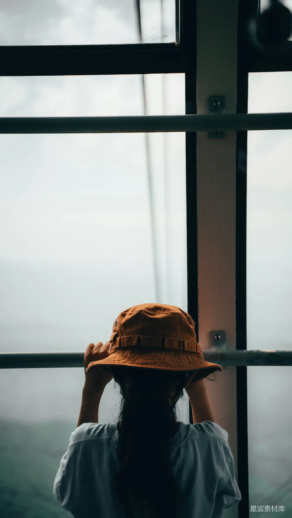 高清摄影 旅人 回忆 窗户 背影 孤独 凝望窗外的旅人
