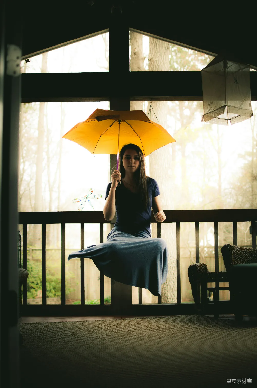 高清摄影 雨伞 女性 室内 宁静 自然 雨中的宁静时光