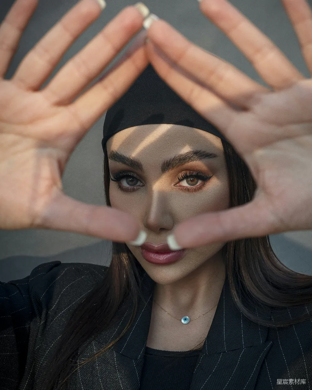 高清摄影 时尚 女性 手部构图 现代感 艺术摄影 双手框脸的时尚女性