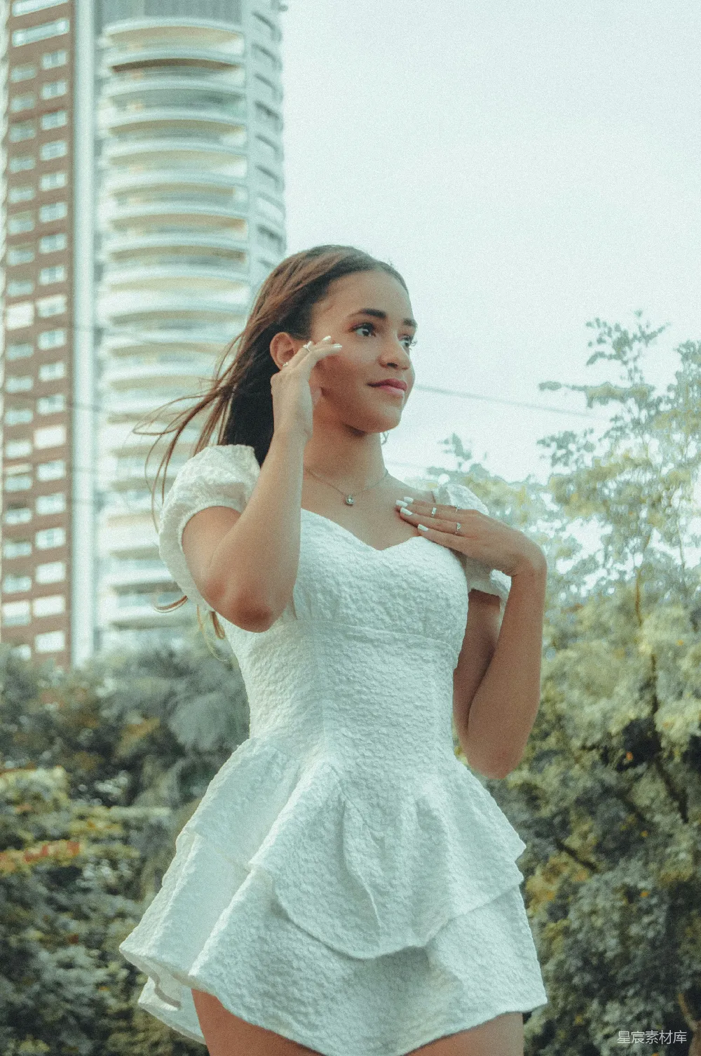 高清摄影 女性 时尚 都市 白色 连衣裙 优雅白色连衣裙的都市女性