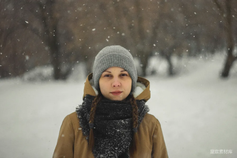 高清摄影 冬日 雪景 女孩 温暖 自然 冬日雪景中的温暖女孩