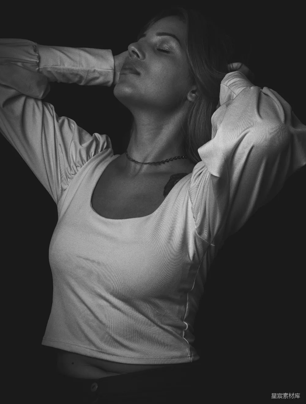 高清摄影 黑白摄影 女性肖像 情感表达 艺术风格 静谧时光 沉思的瞬间