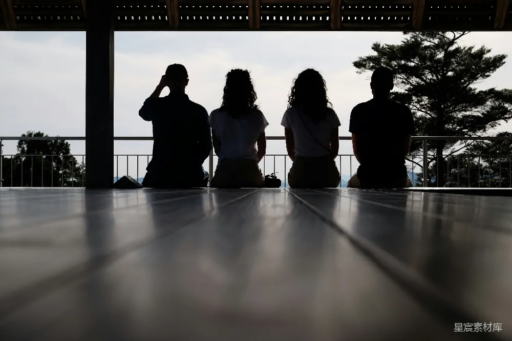 高清摄影 后背视角 四人剪影 放松 户外 休闲 后背视角下的四人剪影