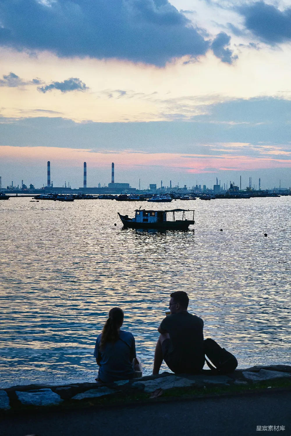 高清摄影 海景 情侣 日落 宁静 休闲 夕阳下的海港