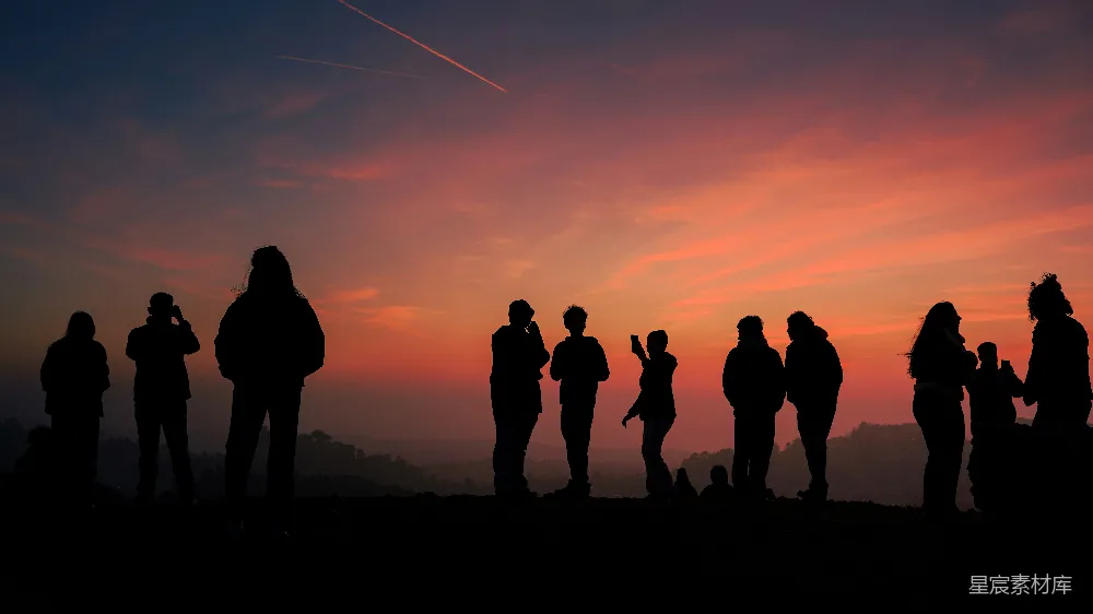 高清摄影 夕阳 剪影 人群 自然美景 休闲 夕阳下的人群剪影