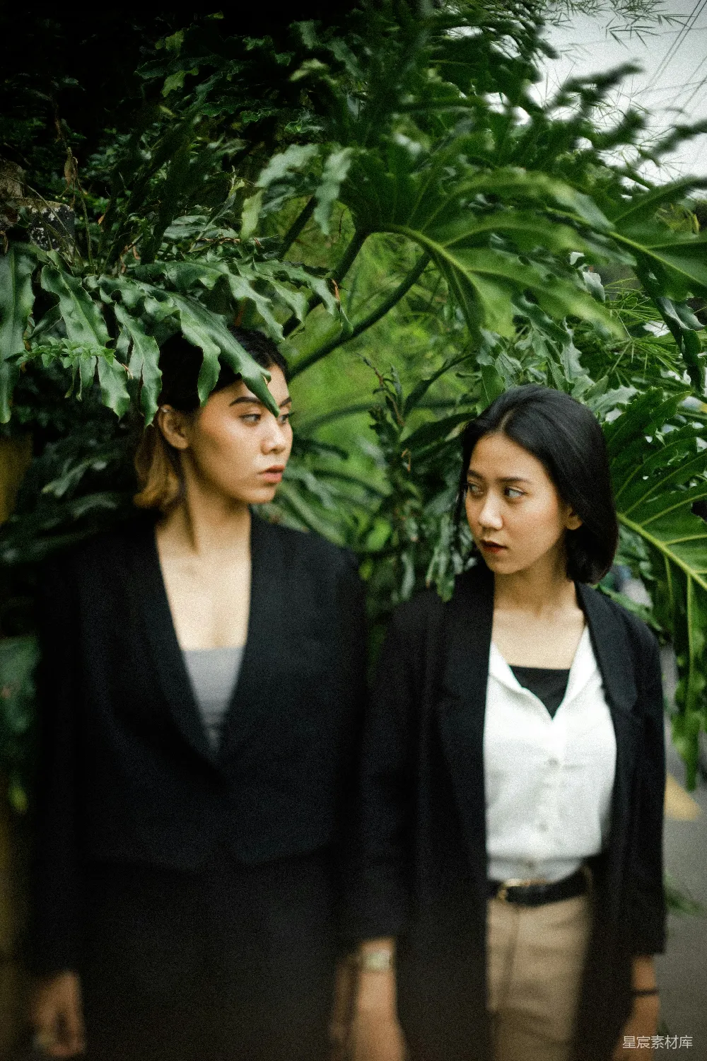 高清摄影 自然 女性 户外 宁静 休闲 自然中的静谧时光