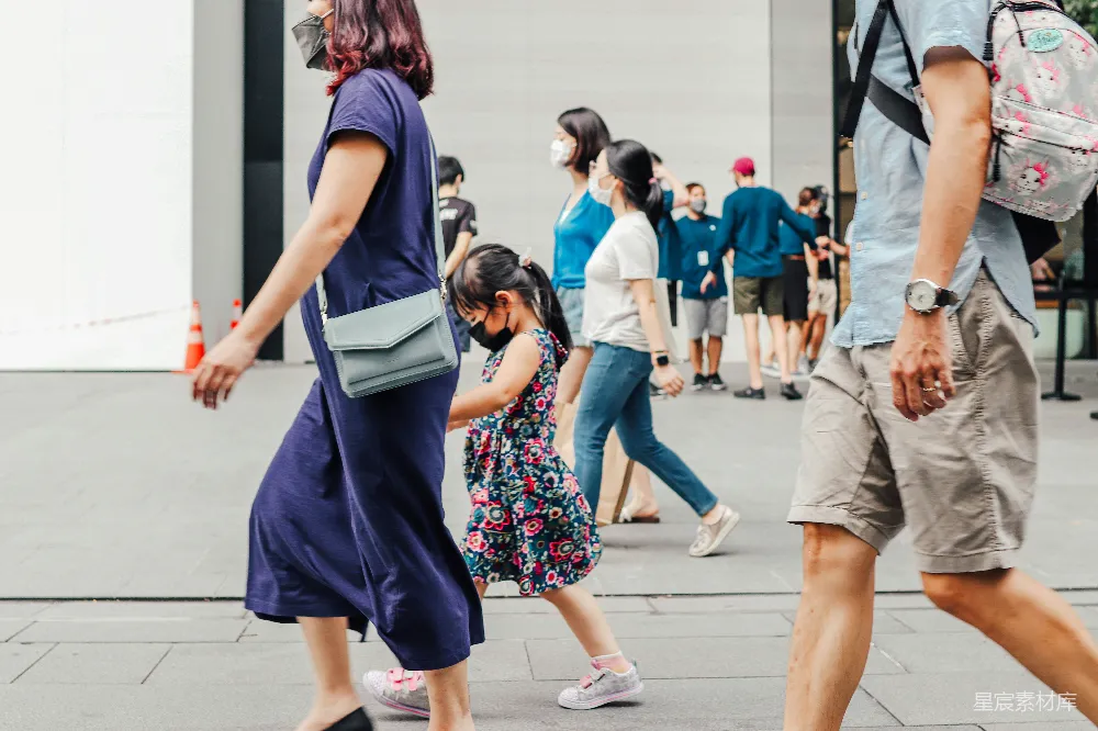 高清摄影 城市生活 日常出行 人群 口罩 户外 城市街景中的日常出行