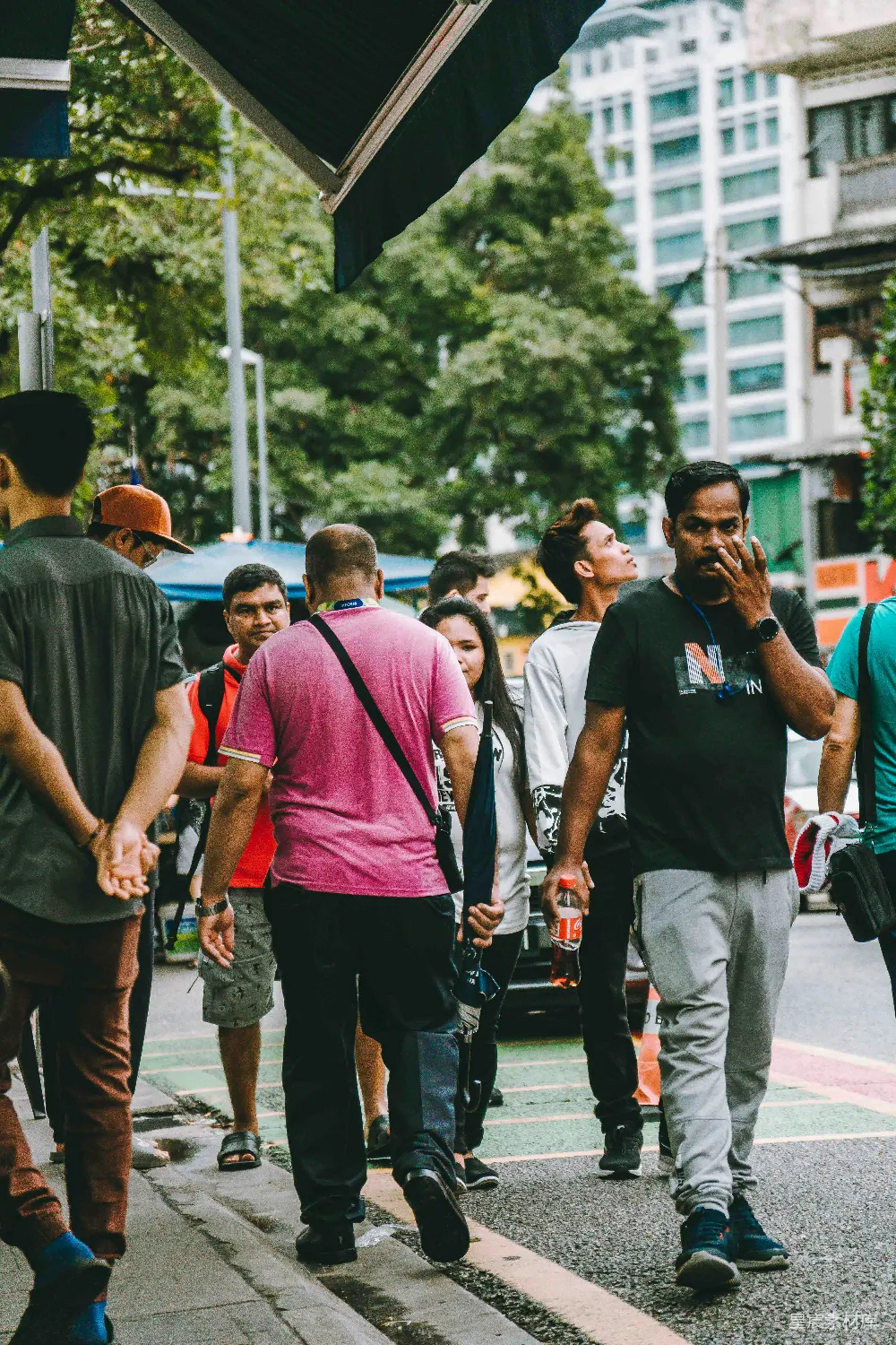 高清摄影 城市生活 社交场景 人群聚集 休闲时光 街头摄影 街头聚会：城市中的社交时刻