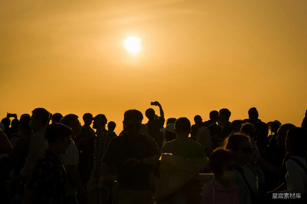高清摄影 剪影 夕阳 人群 户外 休闲 夕阳下的剪影人群