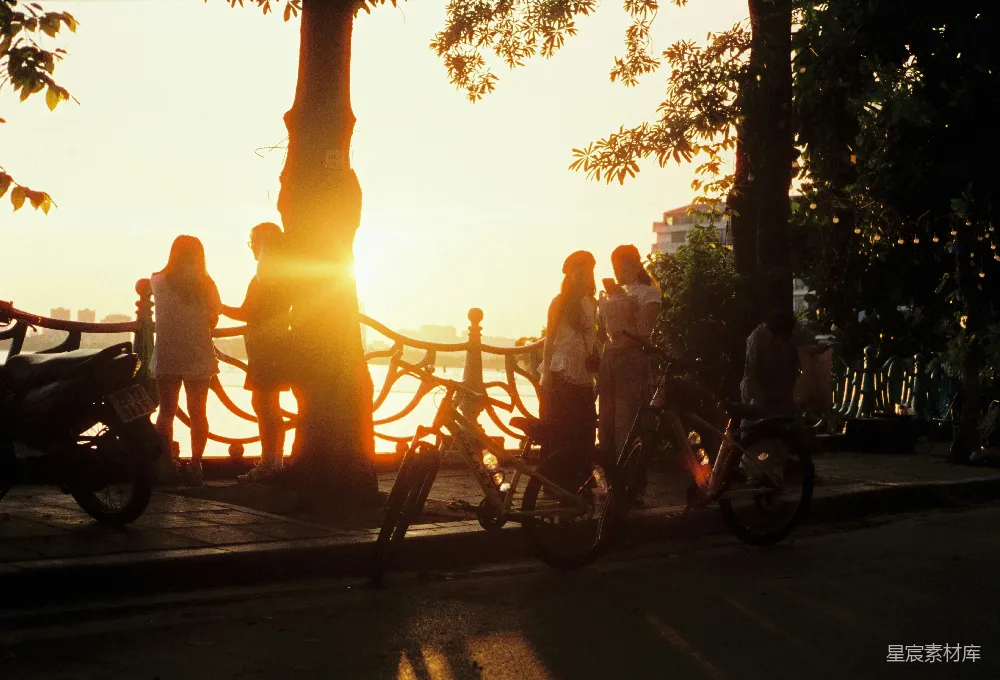 高清摄影 城市生活 日落 休闲时光 自然美景 城市风光 夕阳下的河边散步