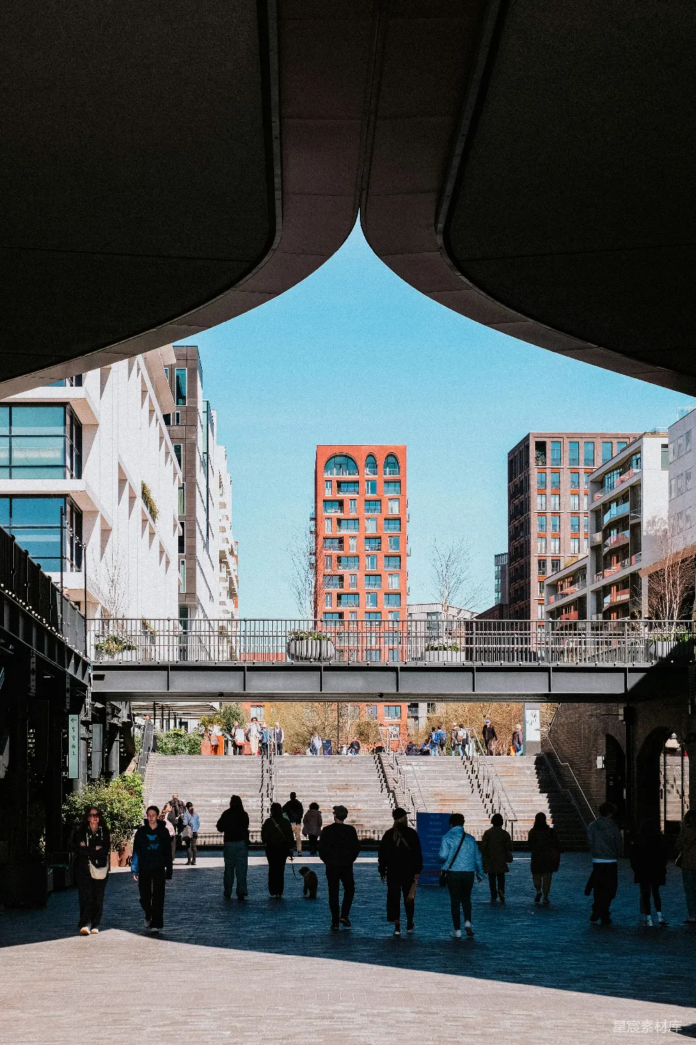 高清摄影 城市 建筑 行人 现代风格 都市生活 城市中的现代建筑与行人