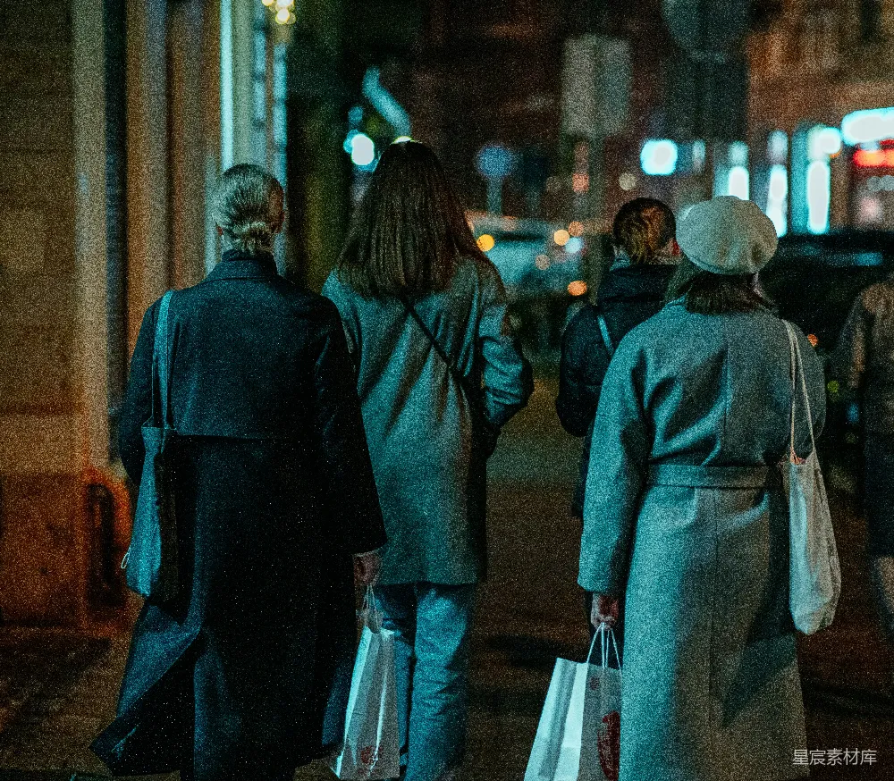 高清摄影 夜晚 购物 闺蜜 时尚 都市 夜晚购物的闺蜜