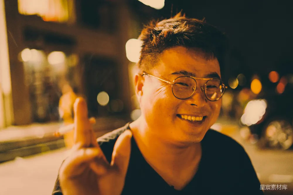 高清摄影 夜市 微笑 手势 街头 生活 夜市里的微笑与手势