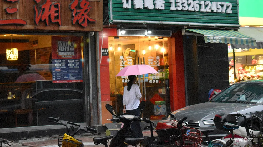高清摄影 城市街景 雨天 生活瞬间 街道 日常 雨中撑伞的女子与城市街景