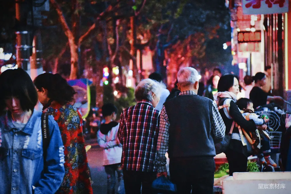 高清摄影 夜市 人群 休闲娱乐 家庭时光 城市生活 夜市中的老少同乐时光