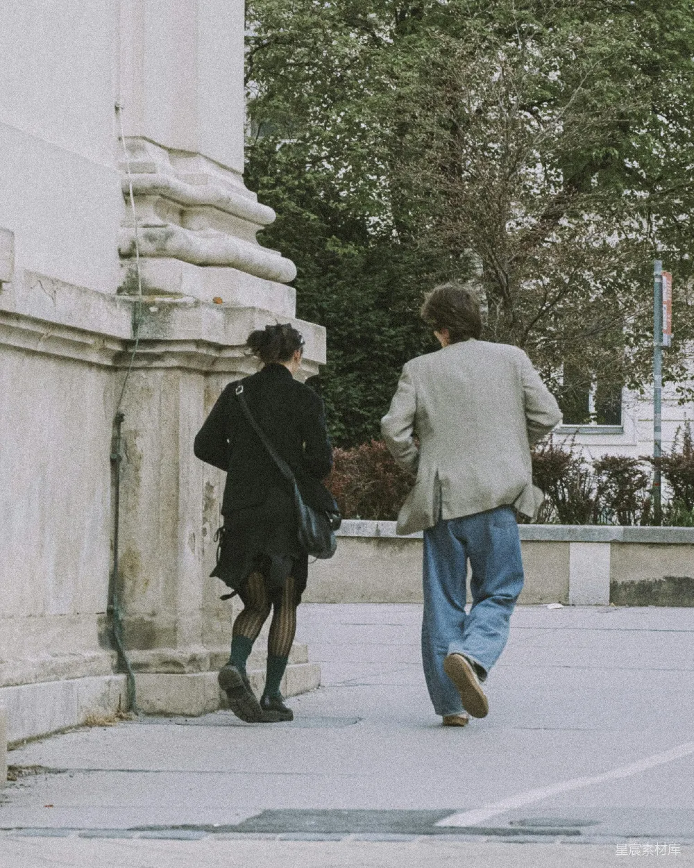 高清摄影 街头巷尾 情侣 复古风格 日常场景 人文情怀 漫步街头的背影