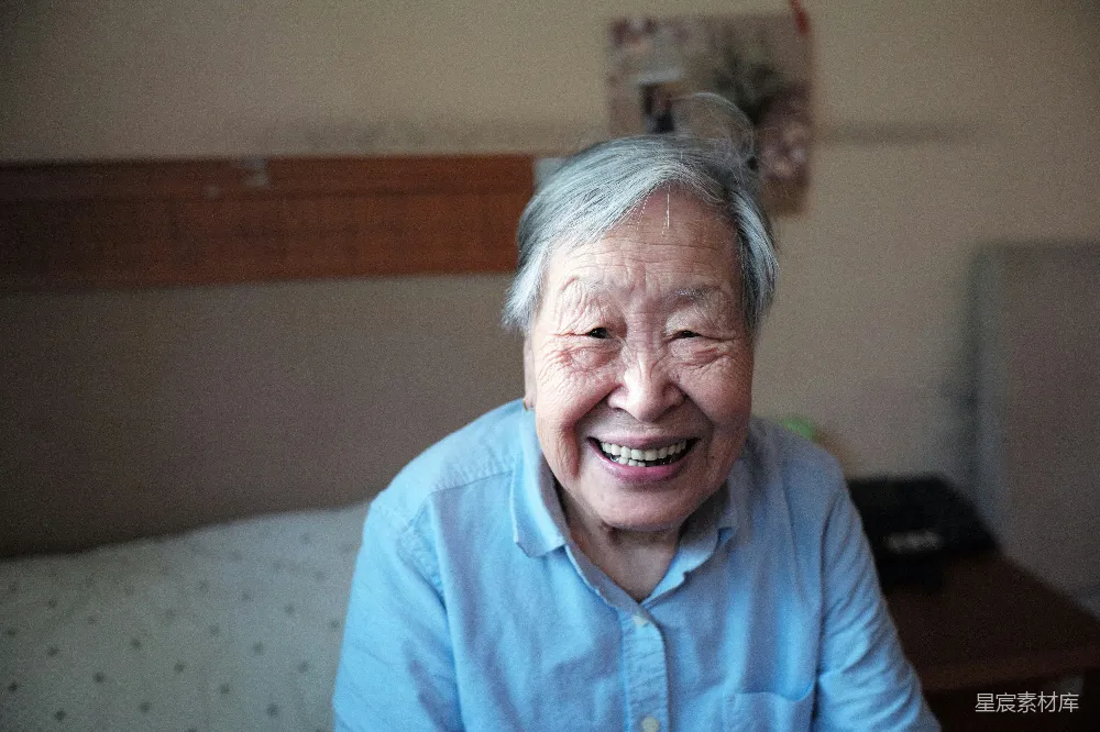 高清摄影 老人 笑容 家庭 温馨 幸福 笑口常开的老人