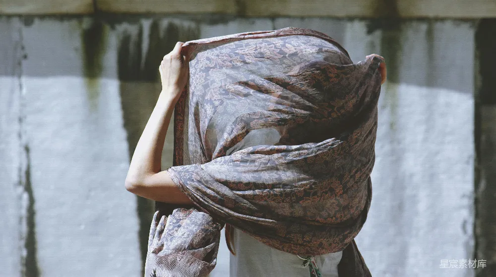 高清摄影 女性 传统服饰 神秘感 自然环境 复古风格 遮面的神秘女性