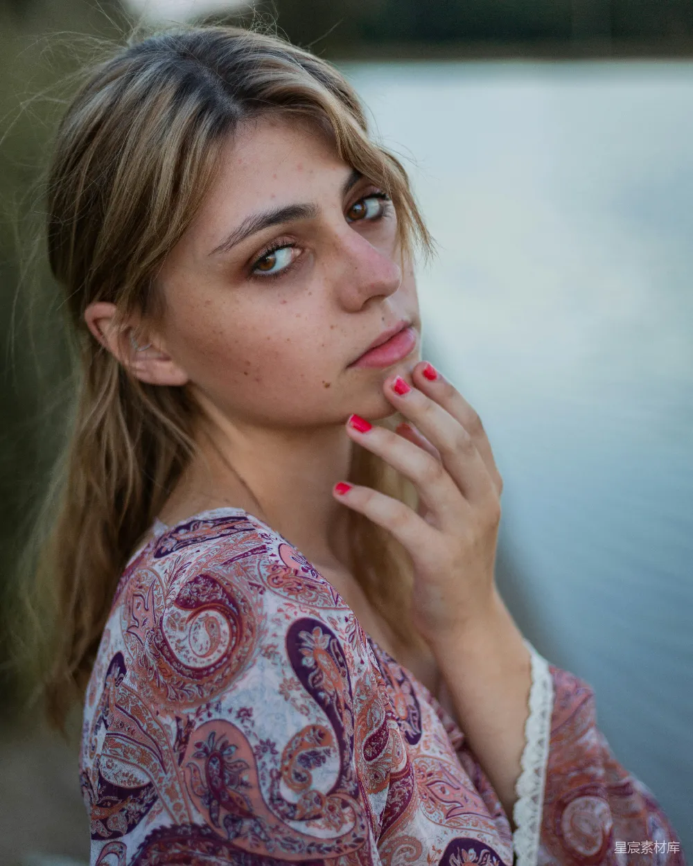 高清摄影 女性 湖边 沉思 自然 肖像 湖边沉思的年轻女性
