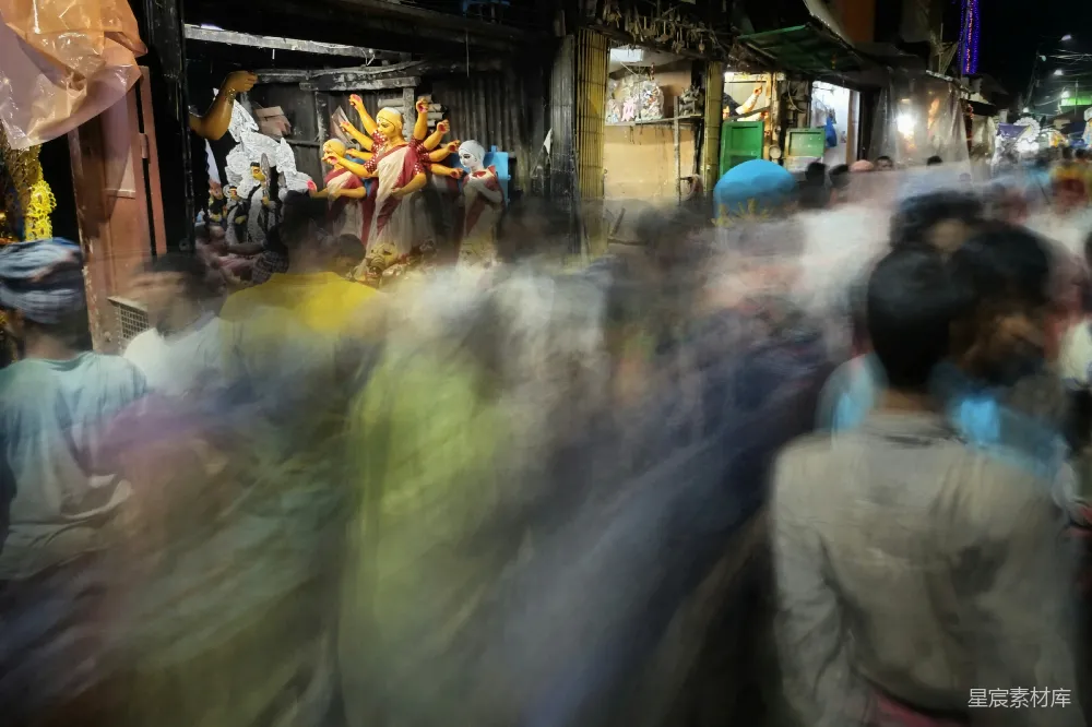 高清摄影 夜市 文化活动 人群 节日气氛 色彩斑斓 狂欢的夜市：色彩与活力的交融