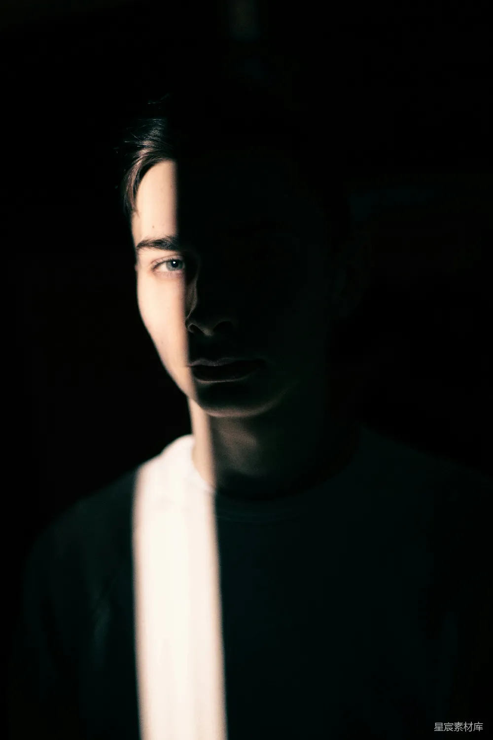 高清摄影 肖像 光影 神秘 暗调 人像 光影交错的神秘男子
