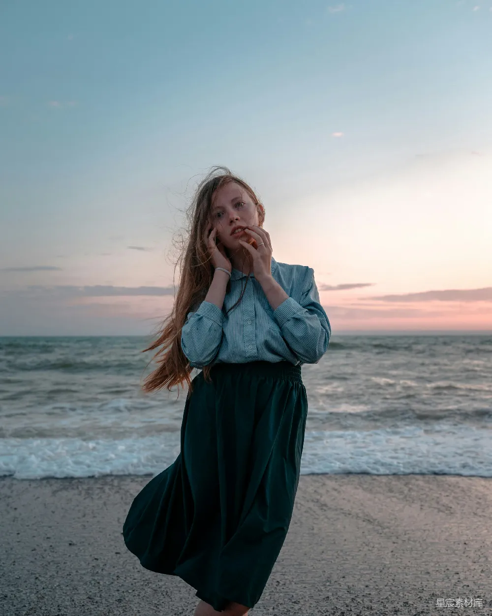 高清摄影 海滩 自然 人物 黄昏 青春 海边的年轻女子