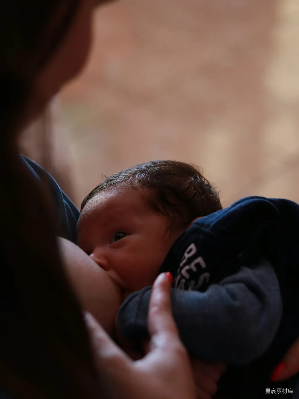 高清摄影 母乳喂养 婴儿 母爱 家庭 亲情 母乳喂养的温馨时刻