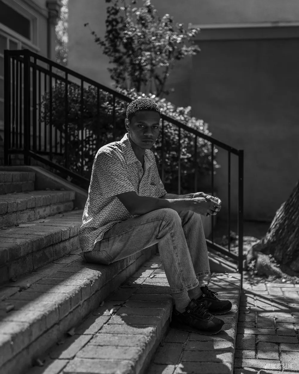 高清摄影 黑白摄影 年轻男子 户外 休闲 自然 阳光下的静谧时光