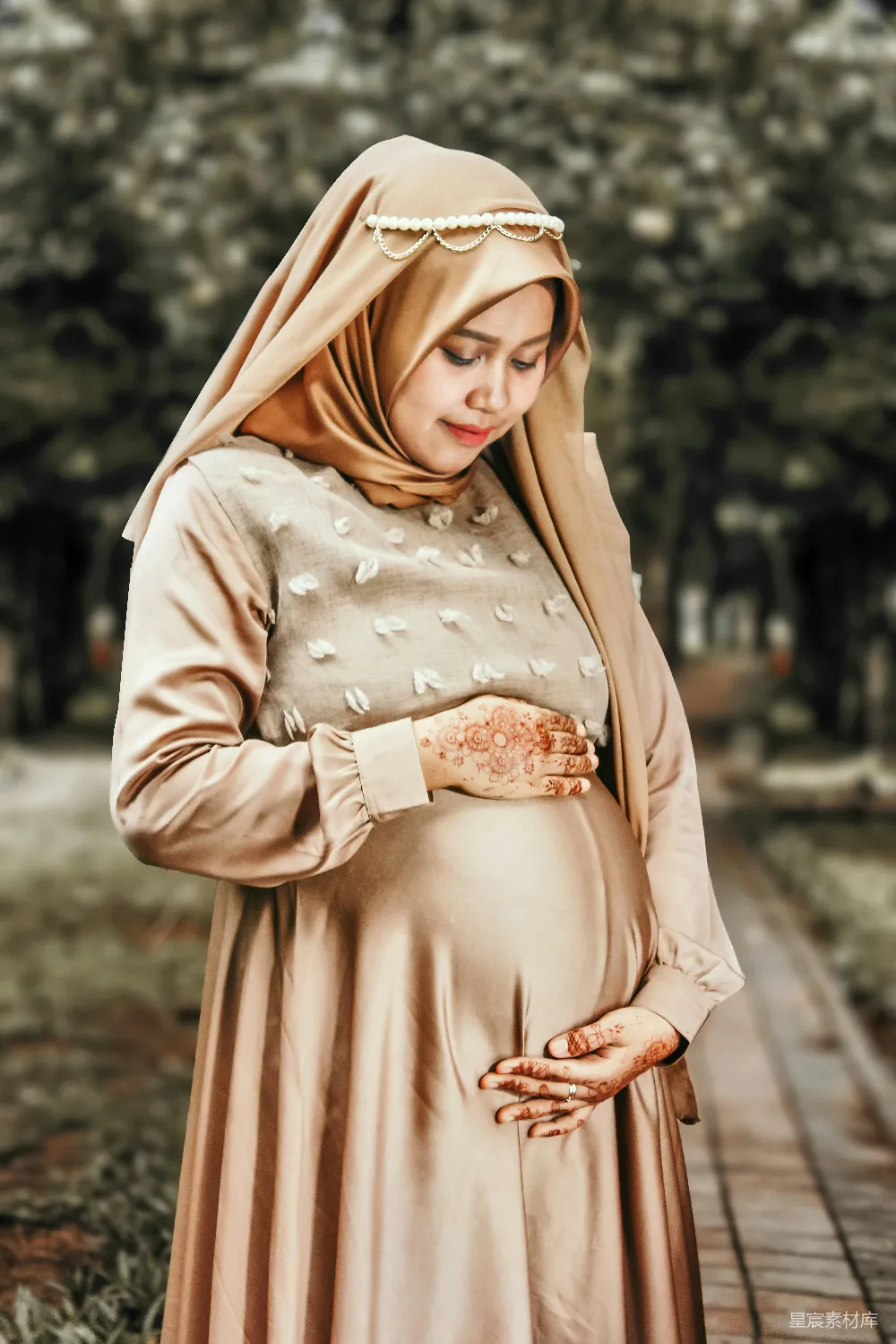 高清摄影 孕妇 穆斯林 传统服饰 手绘花纹 户外 怀胎十月的温柔时刻