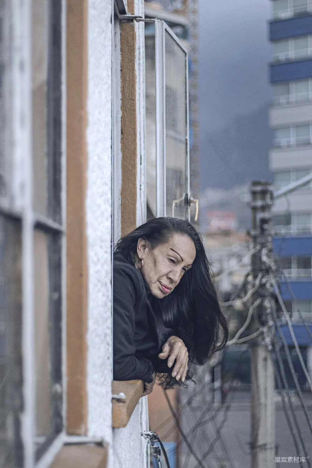 高清摄影 女性 窗户 沉思 城市 情感 窗边的回忆