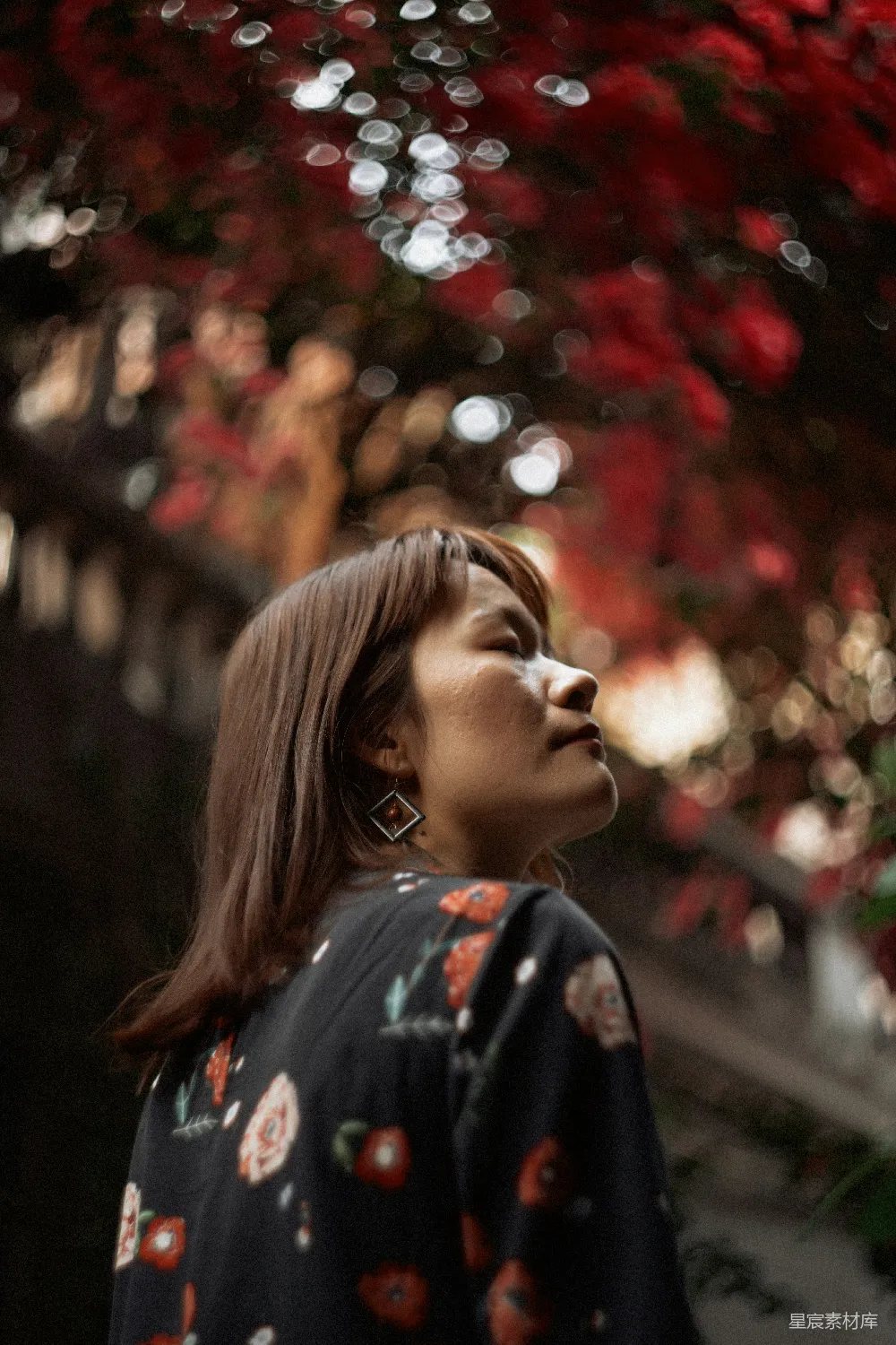 高清摄影 夜晚 沉思 花灯 女性肖像 城市夜景 静谧的夜晚：在灯火阑珊中沉思