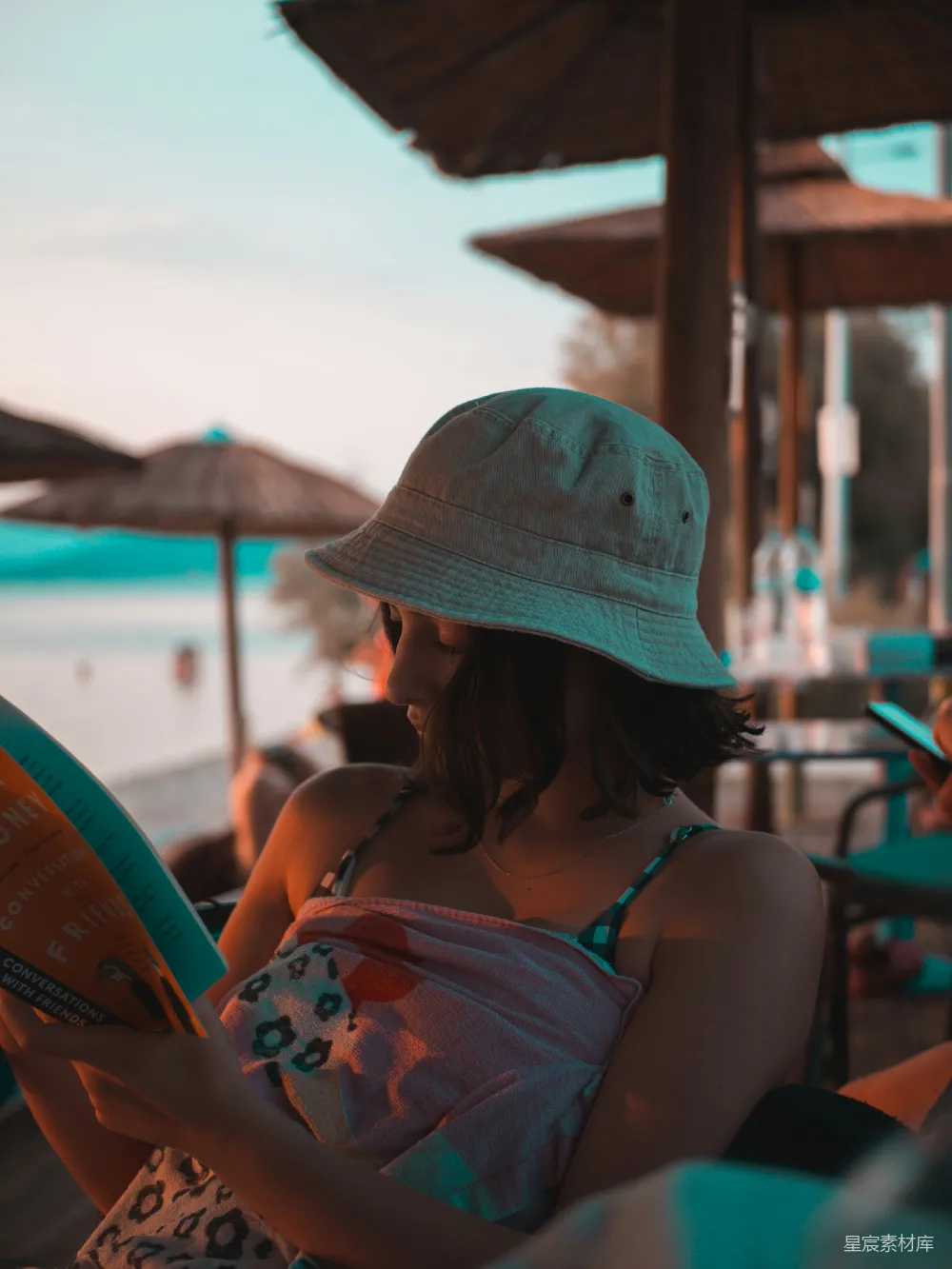 高清摄影 海边 阅读 休闲 夏日 放松 海边阅读时光
