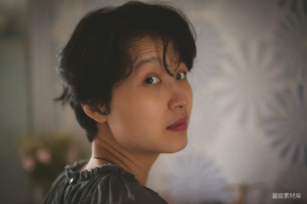 高清摄影 肖像 年轻人 微笑 自然光 时尚 侧脸微笑的年轻女性