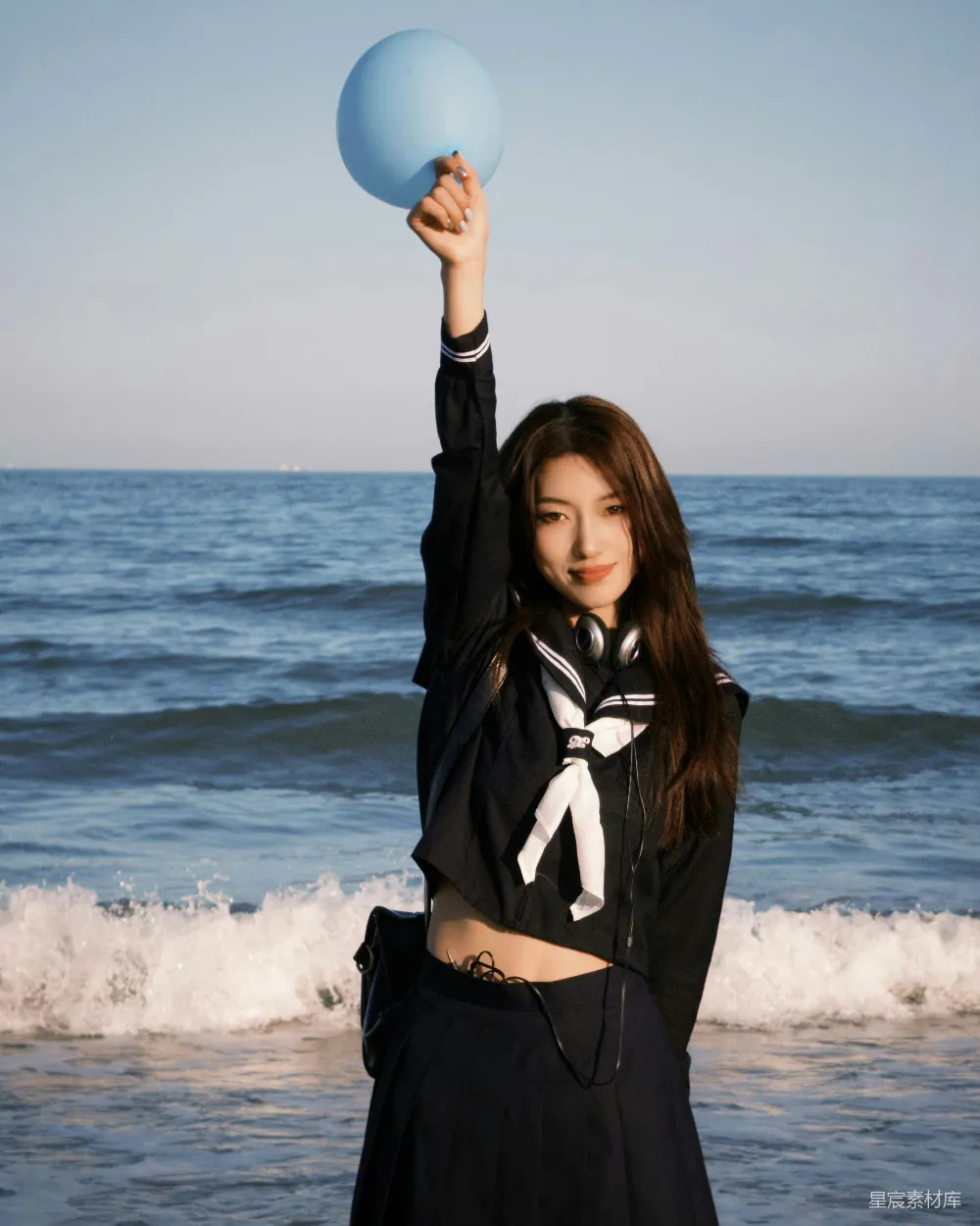 高清摄影 青春 海边 气球 学生 自然 海边的青春气球女孩