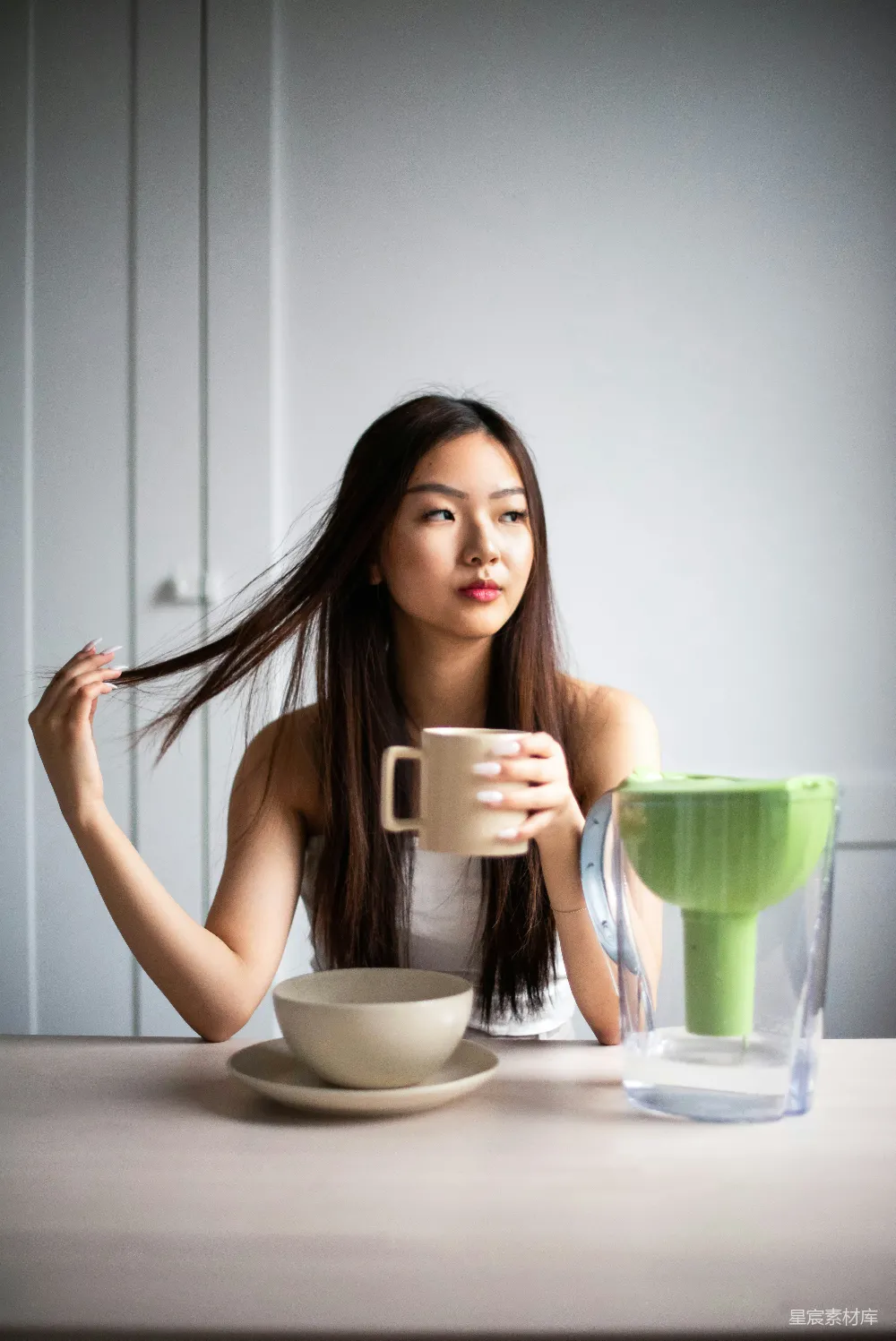 高清摄影 早晨 静谧 茶杯 自然 清新 静谧的早晨：一杯茶与自然绿意