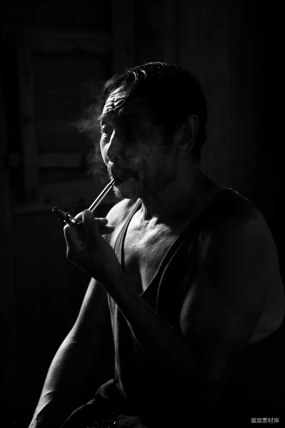 高清摄影 黑白摄影 人物肖像 烟雾 情绪表达 生活写实 烟雾缭绕的男子肖像