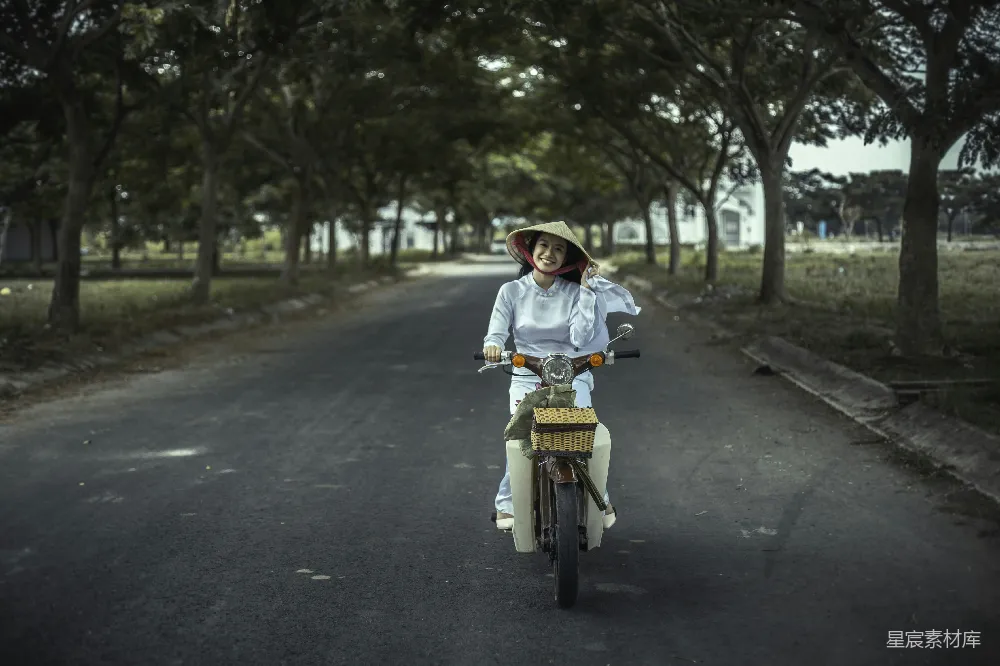 高清摄影 越南 传统服饰 骑车 自然风光 日常生活 越南女子骑摩托车