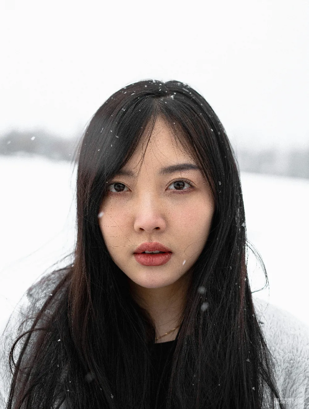 高清摄影 雪景 女孩 冬季 自然风光 人像 冬日雪景中的黑发女孩