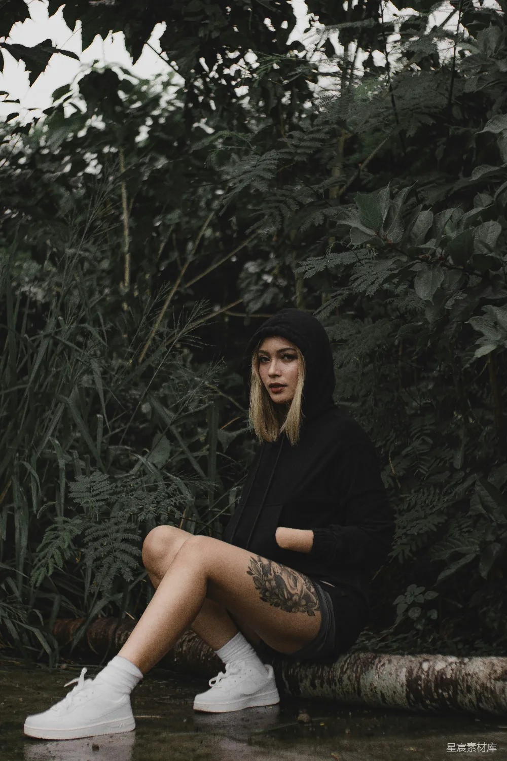 高清摄影 自然 休闲 时尚 植物 户外 丛林中的休闲女孩