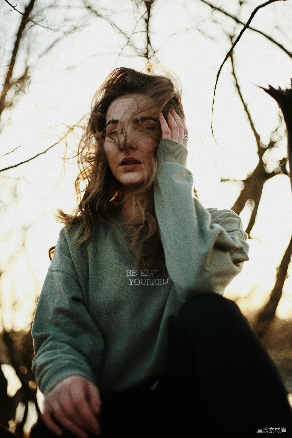 高清摄影 自然 人物 情感 户外 秋季 秋日树下自我思考的女子